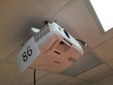 un vidéoprojecteur suspendu au plafond dans une pièce