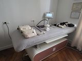 une chambre avec un lit et un ordinateur dedans