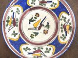 une assiette colorée décorée d'oiseaux et de fleurs