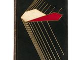 un livre noir avec une flèche rouge sur la couverture