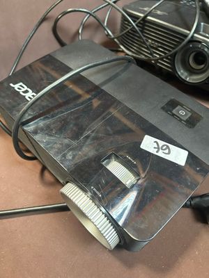 une photo représentant un appareil photo et une souris posés sur une table