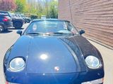 une photo d'une voiture de sport bleue garée sur un parking