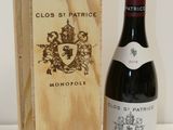 une bouteille de vin posée à côté d'une caisse en bois