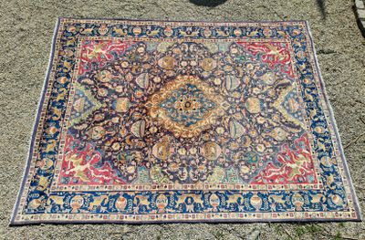 un tapis posé par terre, dans l'herbe