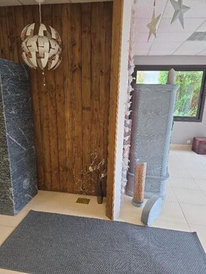 une salle de bains avec une douche et un tapis au sol