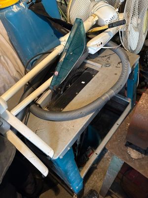 une table avec un ventilateur et une chaise dans une pièce