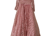 une photo d'une robe rose sur un cintre