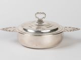 une cocotte ancienne en métal argenté, avec un couvercle et une poignée