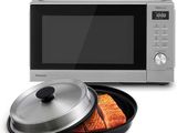 un four à micro-ondes devant lequel se trouve un plat contenant de la nourriture