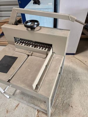 une machine posée sur une table dans une pièce