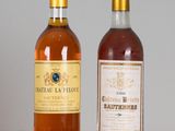 deux bouteilles de vin posées sur une table