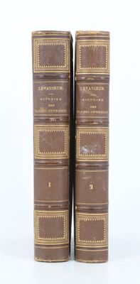 deux livres posés l'un sur l'autre sur une surface blanche