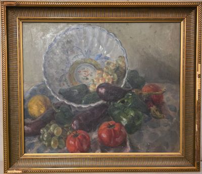 une peinture à l'huile représentant un bol de fruits et de légumes posé sur une table