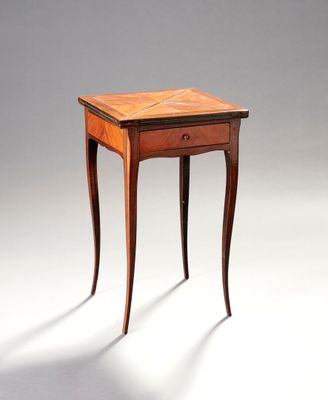 une petite table en bois avec un tiroir d'un côté et un autre tiroir de l'autre côté