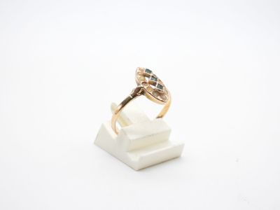 un gros plan d'une bague en or sertie d'un diamant