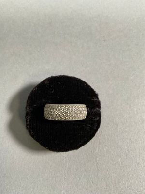 Bague anneau moderne en or gris 18K sertie d'un pavage de 79…