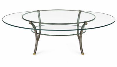 une table ronde en verre avec des pieds en métal et un plateau en verre