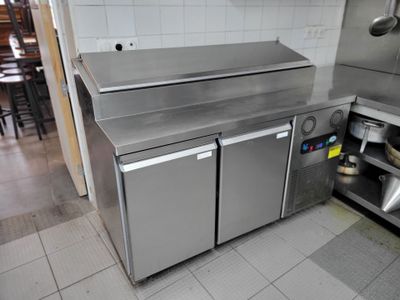 une cuisine en acier inoxydable avec un évier et une cuisinière