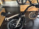 un vélo posé par terre dans un magasin