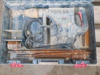 une boîte à outils contenant des outils, posée sur une table en bois