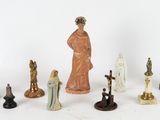 un grand nombre de figurines posées sur une table