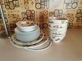 une pile d'assiettes et de tasses posée sur un plan de travail
