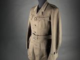 an army uniform worn by a man in uniform on a mannequin