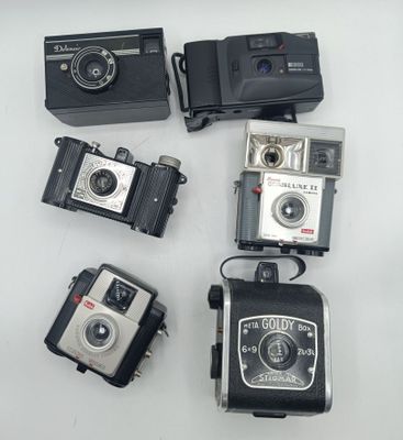 Six appareils photographiques :