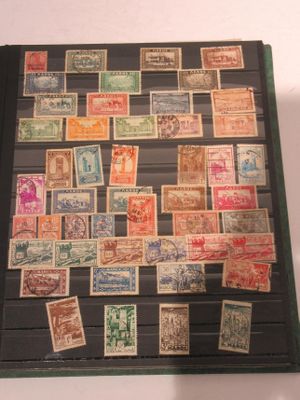 une photo d'une collection de timbres sur une table