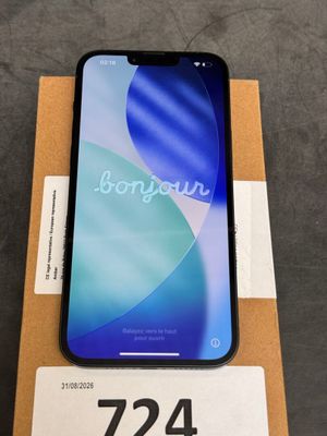 une boîte sur laquelle est posé un téléphone, elle-même posée sur une table