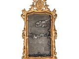 une image d'un miroir encadré d'or sur un mur blanc