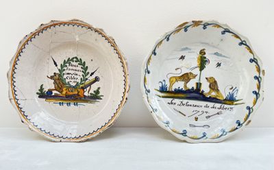 deux assiettes avec des motifs différents