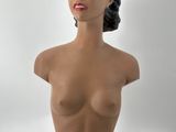 un mannequin féminin aux cheveux noirs et au rouge à lèvres rouge