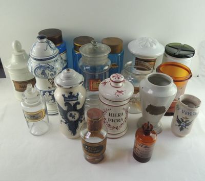 de nombreux types de bocaux et de récipients sur la table