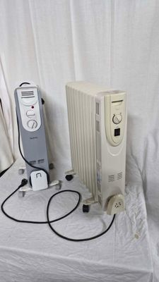 un radiateur blanc posé sur une table à côté d'un radiateur électrique