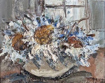 un tableau représentant un vase de fleurs devant une fenêtre