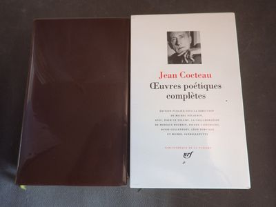 un livre posé sur une table, à côté d'un autre livre
