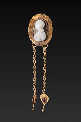 Broche Romaine EN OR À Haut Carat Avec CamÉE ET Pendentifs