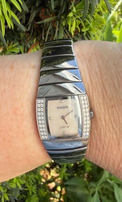 le poignet d'une femme sur lequel est posée une montre