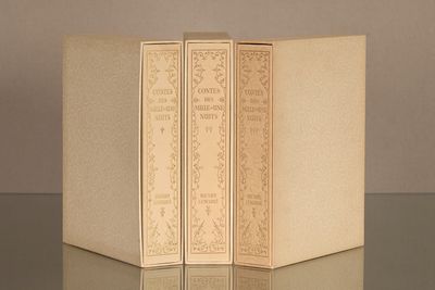 deux livres posés sur une table