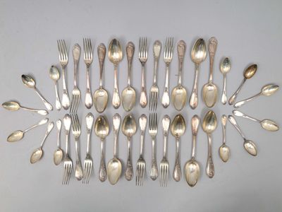 beaucoup de cuillères et de fourchettes en argent sur la table