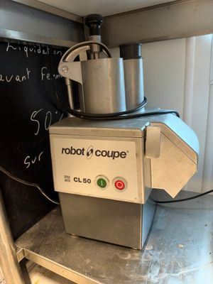 une machine posée sur un comptoir