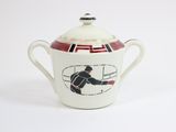 une tasse avec un couvercle sur lequel est représenté un joueur de hockey