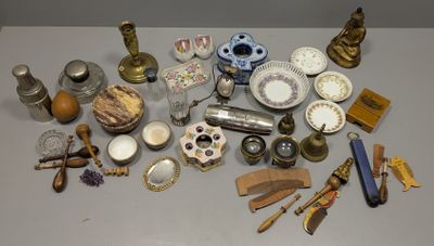 un grand nombre d'objets posés sur une table