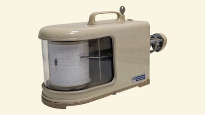 une image représentant une machine dans laquelle se trouve un rouleau de papier toilette