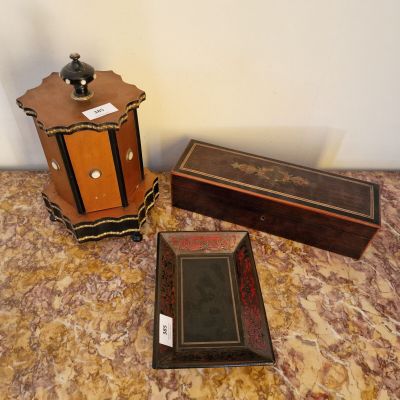 trois meubles posés les uns à côté des autres sur une table