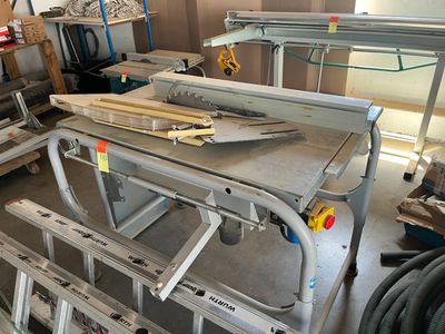 une table sur laquelle se trouvent de nombreux outils