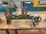 une machine posée sur une table dans une pièce