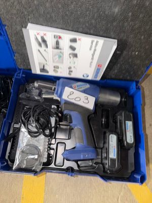 une boîte bleue contenant des outils, posée sur le sol