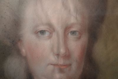 portrait d'un homme aux cheveux blancs et aux yeux bleus